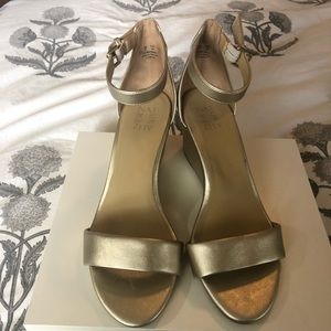 Naturlizer gold wedge Lenora size 10